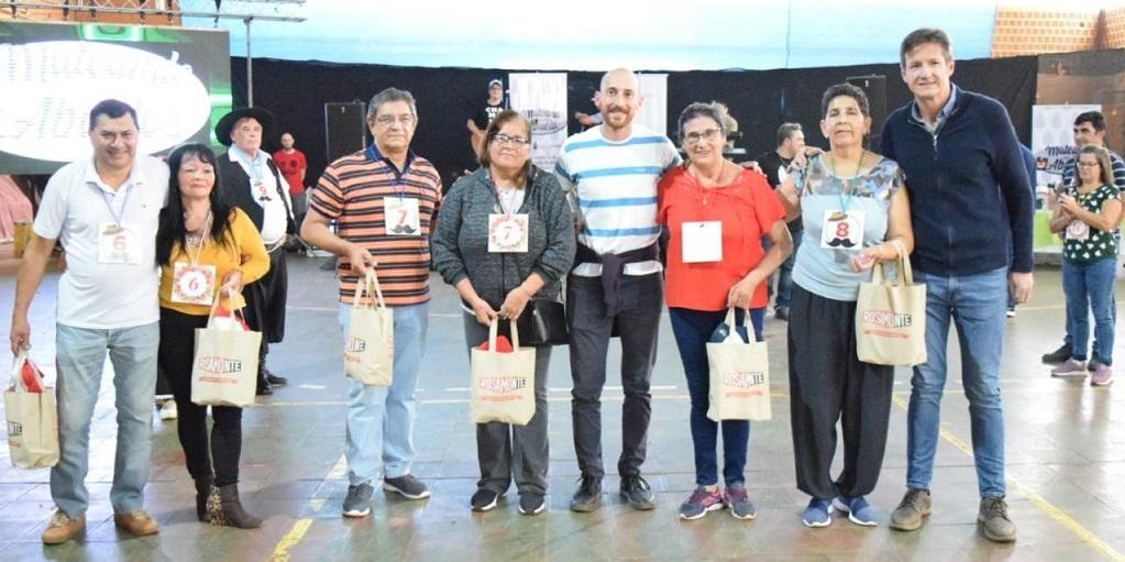 Héctor Decut y participantes del encuentro de abuelos con sus obsequios.