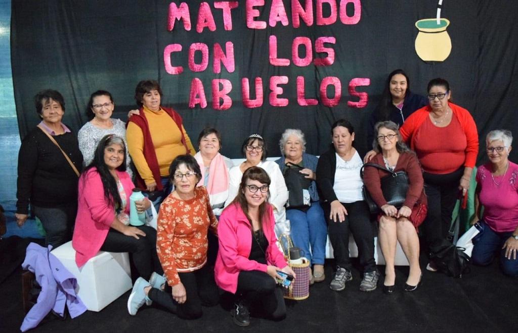 grupo de abuelas que participaron del encuentro de abuelos.