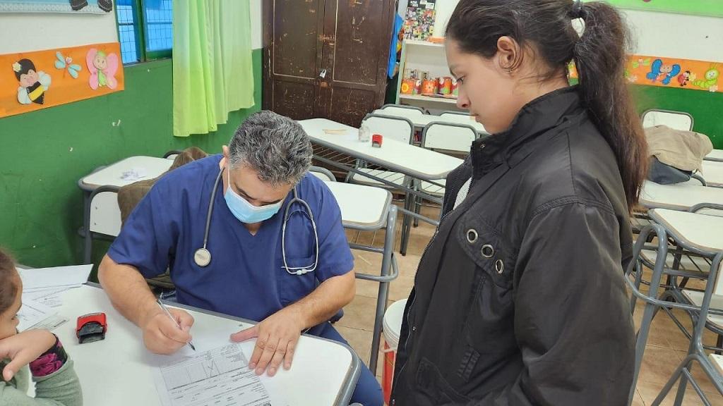 personal de salud realiza control médico a vecina y su hija que se acercaron al operativo.