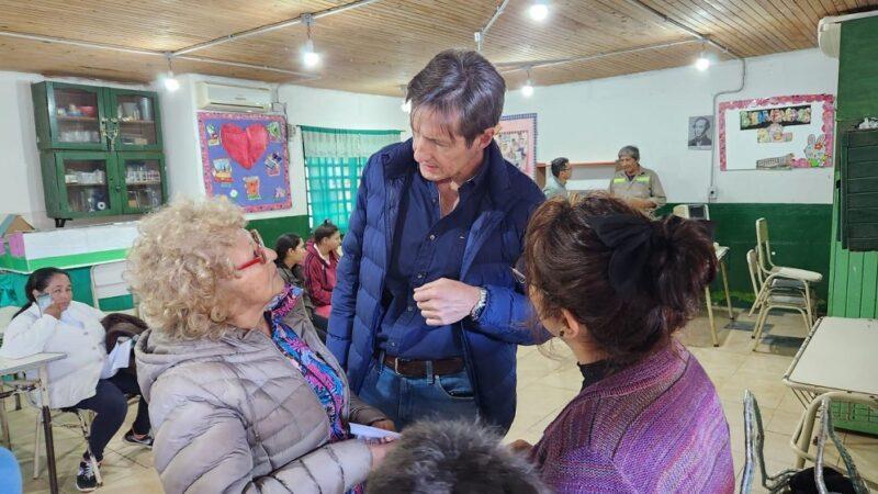 Héctor Decut charla con dos vecinas que se acercaron al operativo.