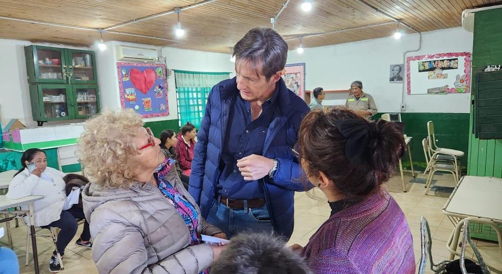 Héctor Decut charla con dos vecinas que se acercaron al operativo.