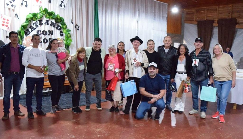 equipo de Mateando con los Abuelos y participantes del encuentro con sus obsequios