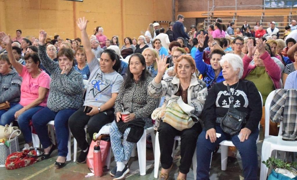 Abuelos del público saludan para la foto.