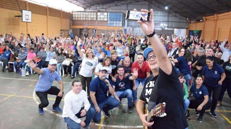 selfie del equipo de Mateando y los abuelos que concurrieron al evento.
