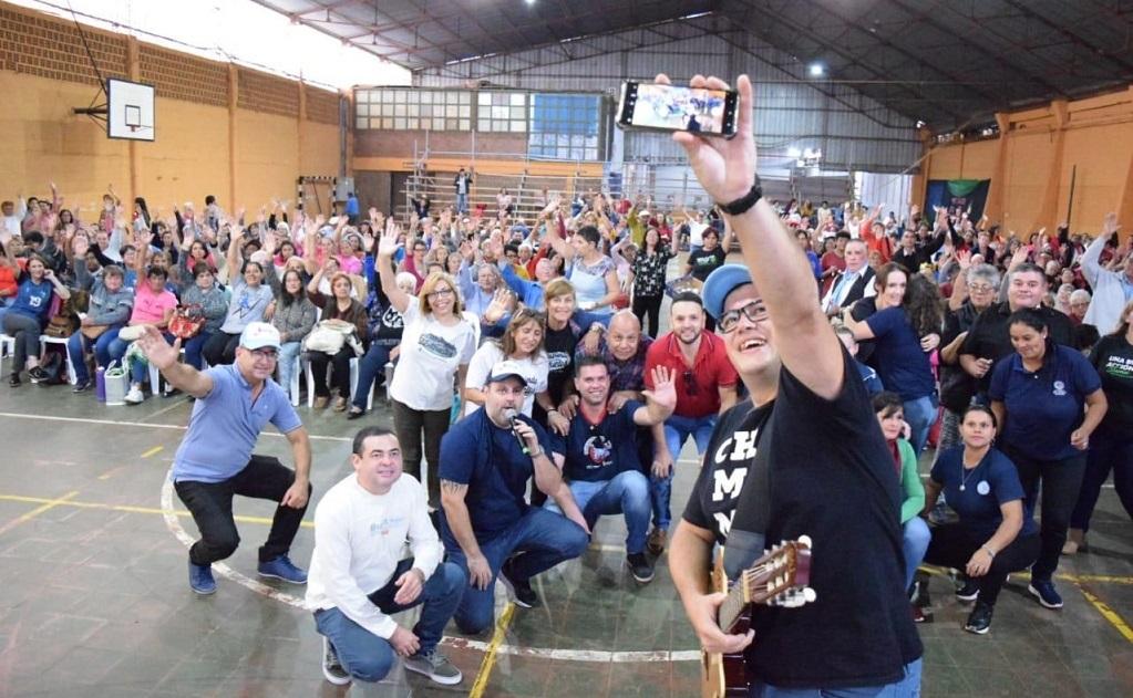 selfie del equipo de Mateando y los abuelos que concurrieron al evento.