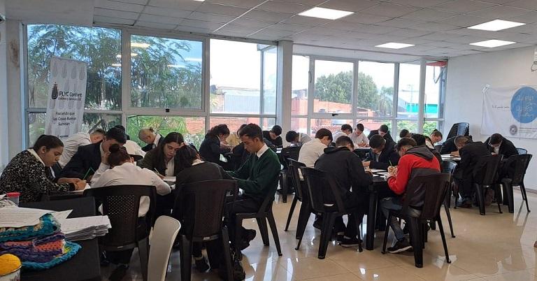 grupo de jóvenes ingresantes realizando un examen escrito.