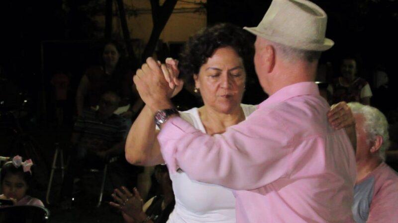 pareja bailando chamamé durante el Festival de la Familia.