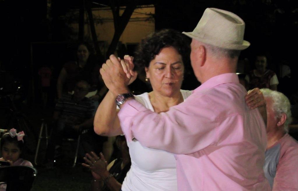 pareja bailando chamamé durante el Festival de la Familia.