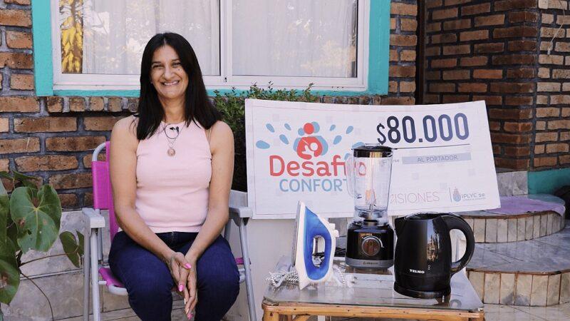 Rosana junto a su cheque y electrodomésticos de Desafío Confort