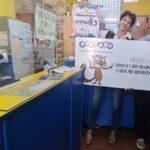 Ana Lía Muruat y Alejandro Zacarías muestran el cheque ganador en la agencia 352.