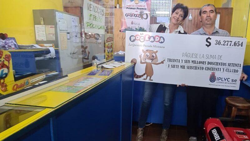 Ana Lía Muruat y Alejandro Zacarías muestran el cheque ganador en la agencia 352.