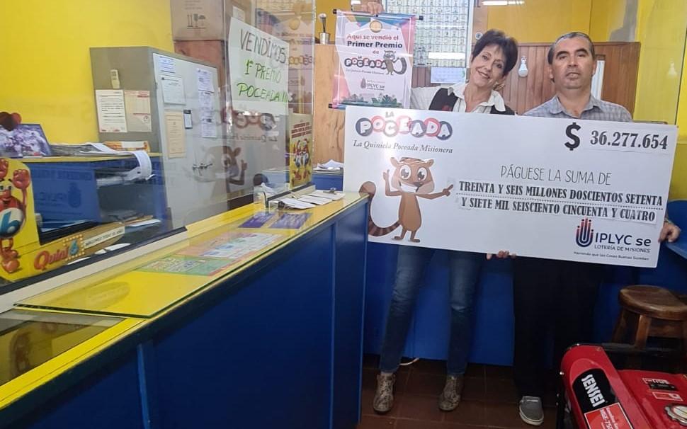 Ana Lía Muruat y Alejandro Zacarías muestran el cheque ganador en la agencia 352.