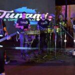 la banda Tunami tocando en el escenario.