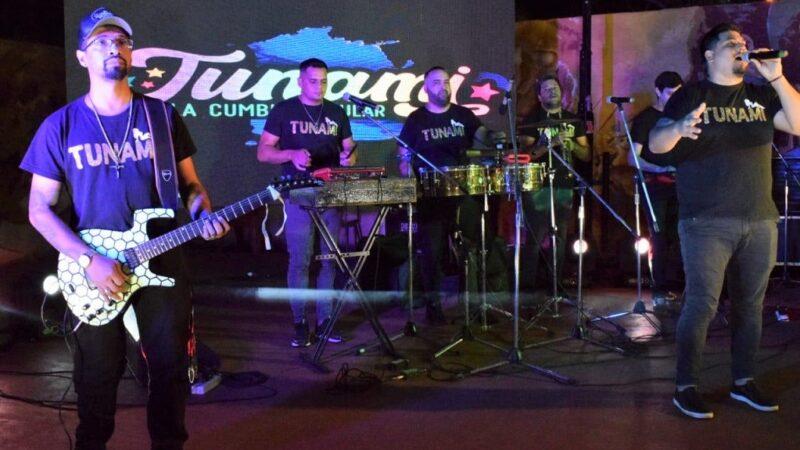 la banda Tunami tocando en el escenario.