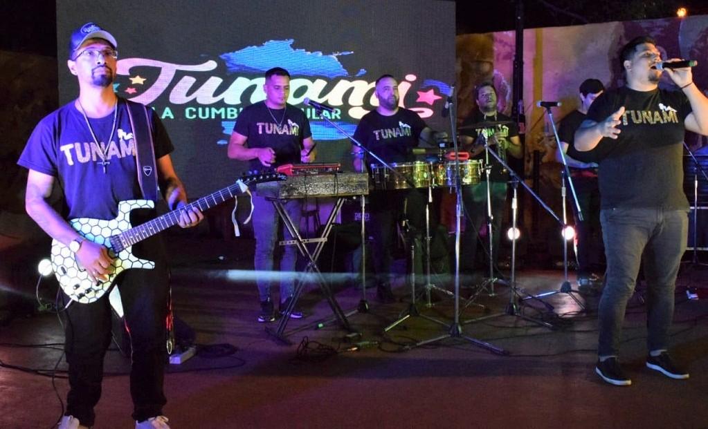 la banda Tunami tocando en el escenario.