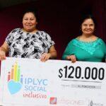 Susana, ganadora del premio del Inclusivo, y su hermana Laura muestran sonrientes su cheque.