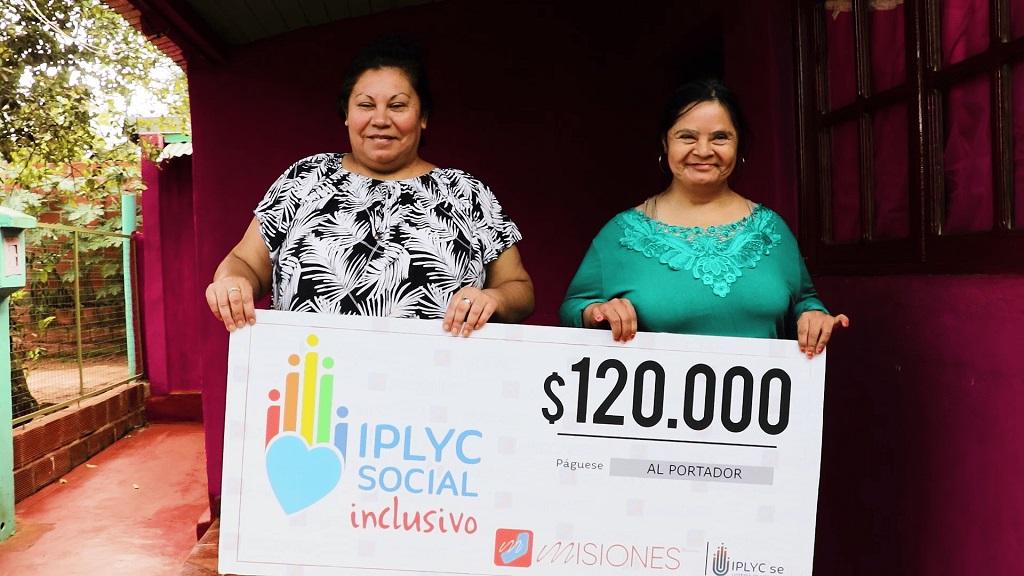 Susana, ganadora del premio del Inclusivo, y su hermana Laura muestran sonrientes su cheque.