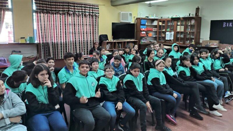 alumnos de la escuela Juan Pablo II durante la charla de prevención de adicciones de Juego Responsable