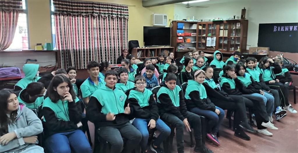 alumnos de la escuela Juan Pablo II durante la charla de prevención de adicciones de Juego Responsable