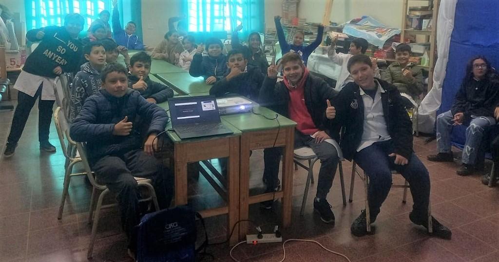 alumnos de la escuela Puerto Argentino saludan pulgar arriba durante la charla de prevención de adicciones de Juego Responsable