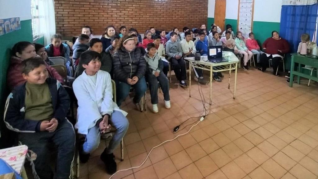 alumnos de la escuela 770 durante la charla de prevención de adicciones.