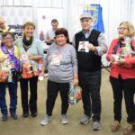 grupo de abuelos que participaron muestran sus premios.