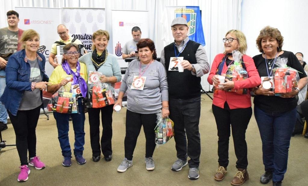 grupo de abuelos que participaron muestran sus premios.