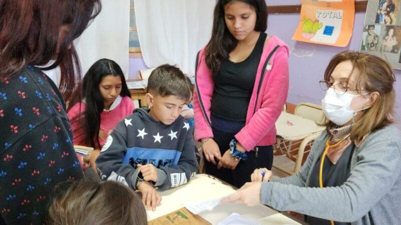 personal de salud realiza contron de vacunas a niños que se acercaron con sus mamás.