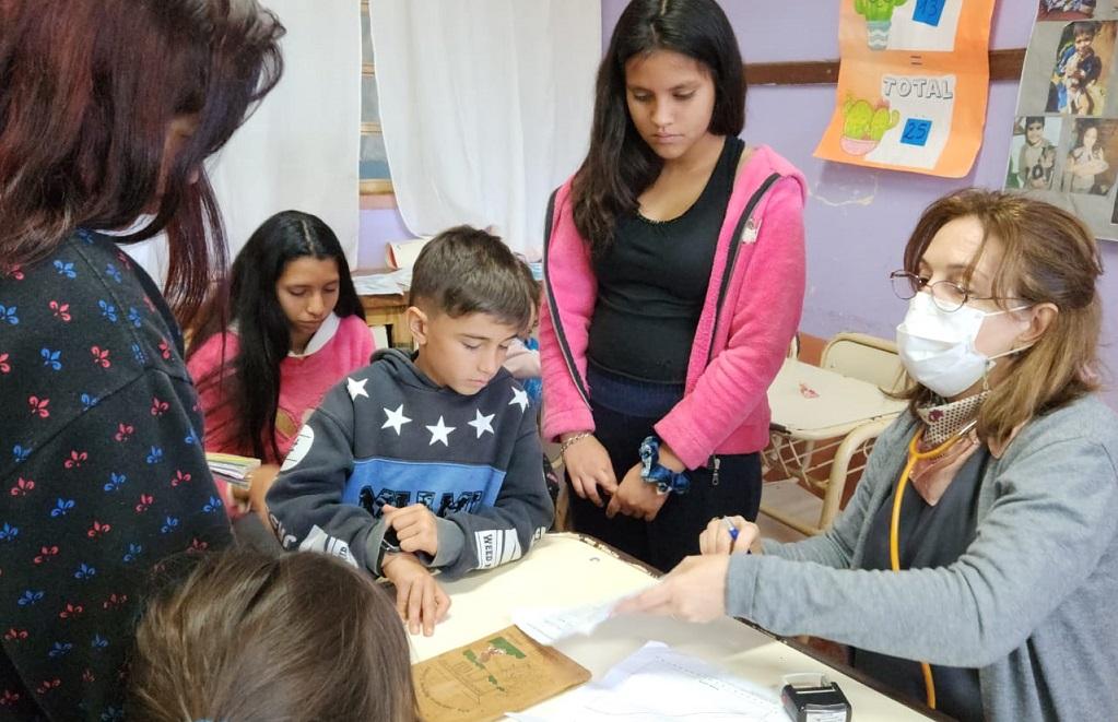 personal de salud realiza contron de vacunas a niños que se acercaron con sus mamás.