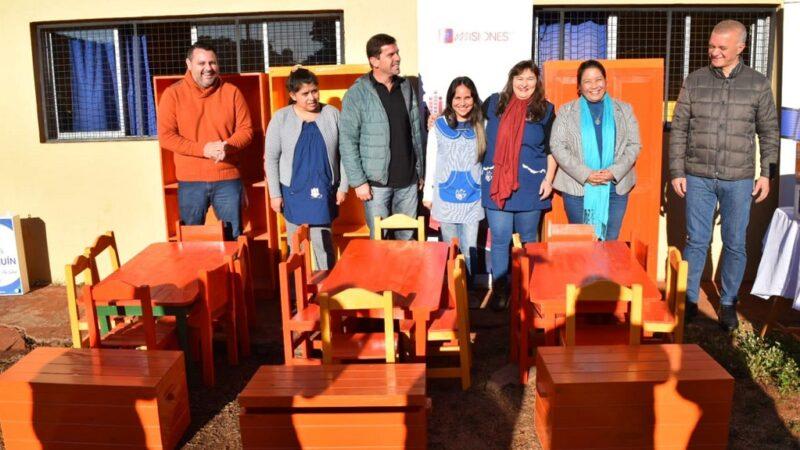 Marcelo Ledesma, docentes y autoridades junto al mobiliario que entregó IPLyC Social.