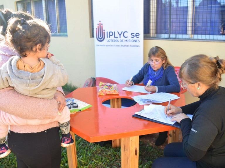 dos integrantes de IPLyC Social inscriben a vecinas para participar de Desafío Confort.