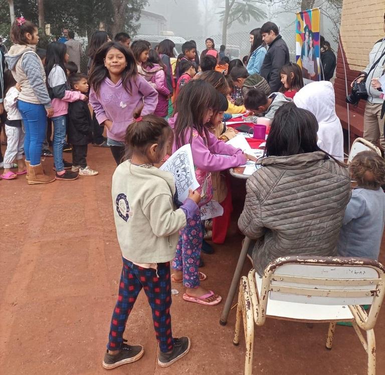 niños de la Aldea Perutí realizan actividades recreativas y de dibujo durante el operativo.