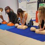cuatro empleadas del iplyc junto a José Velázquez realizan prácticas de RCP sobre maniquí de torso.