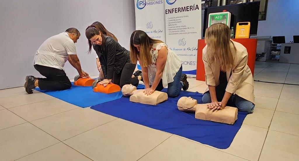 cuatro empleadas del iplyc junto a José Velázquez realizan prácticas de RCP sobre maniquí de torso.