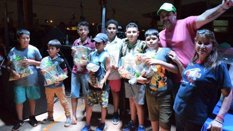 niños que recibieron sus obsequios junto a Marcelo Ledesma en el cumpleaños de Gurises Felices.