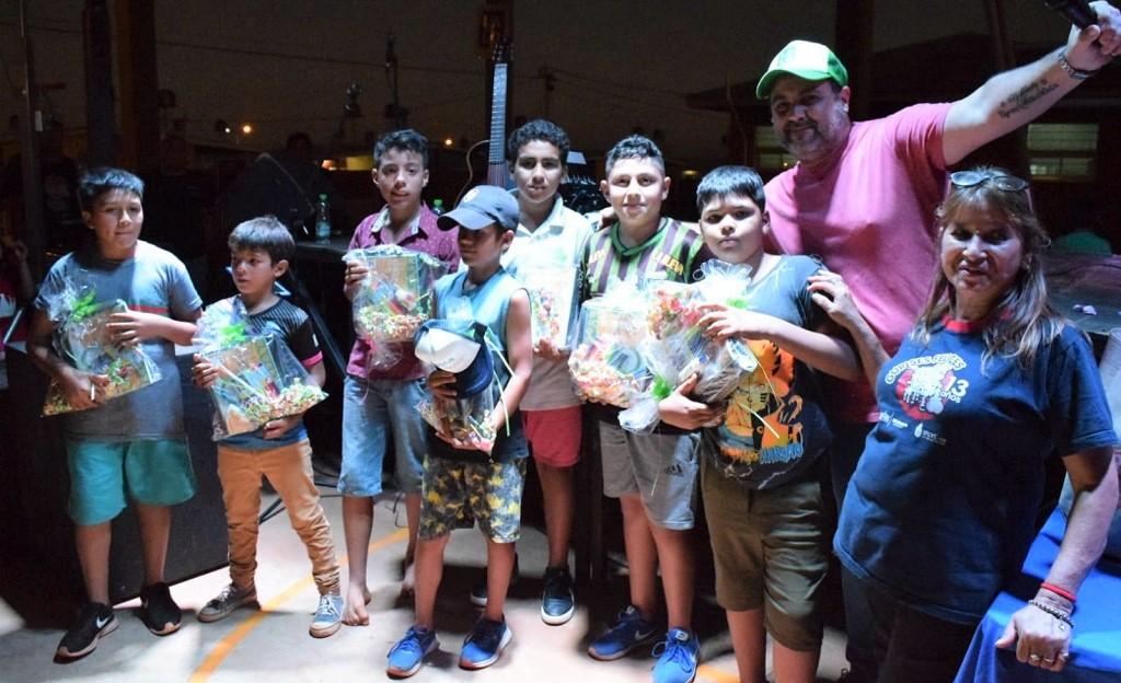 niños que recibieron sus obsequios junto a Marcelo Ledesma en el cumpleaños de Gurises Felices.