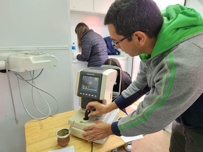 oftalmólogo realiza control a vecina durante operativo de IPLyC Social Presente