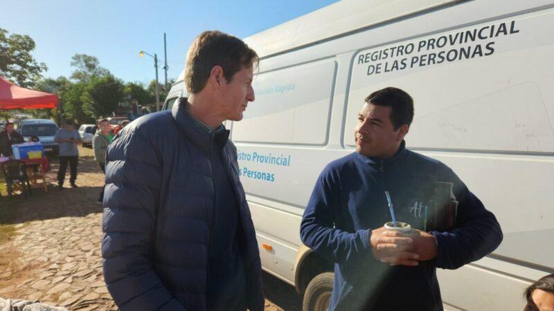 Héctor Decut charla con un vecino durante el operativo de IPLyC Social Presente.