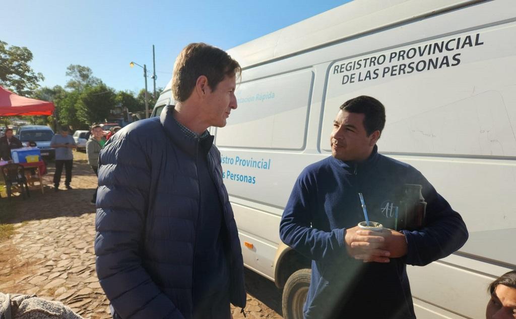 Héctor Decut charla con un vecino durante el operativo de IPLyC Social Presente.