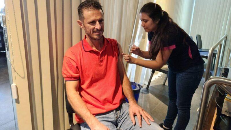 vacunadora aplica dosis en el brazo de un empleado del IPLyC.