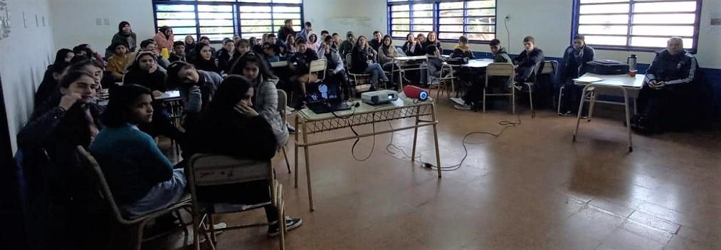 Alumnos del Bachillerato 8 de Mojón Grande durante la charla de prevención de adicciones.