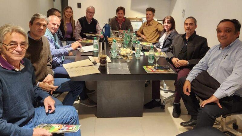 Héctor Decut junto al Directorio durante la asamblea.