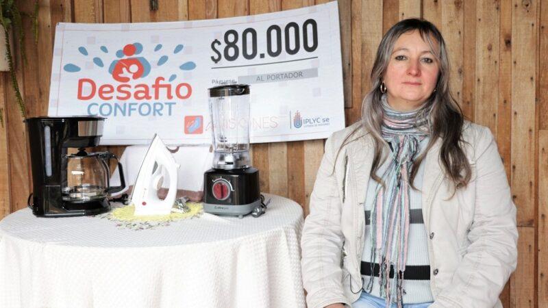 Norma Balanda, ganadora de Desafío Confort, muestra su cheque y electrodomésticos. usará el premio para terminar su casa.