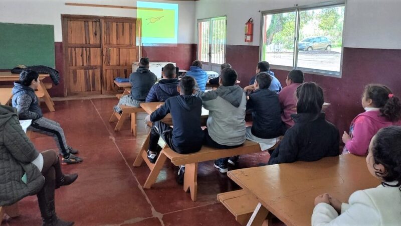Alumnos de la Escuela 193 de Mojón Grande durante la charla de prevención de adicciones.