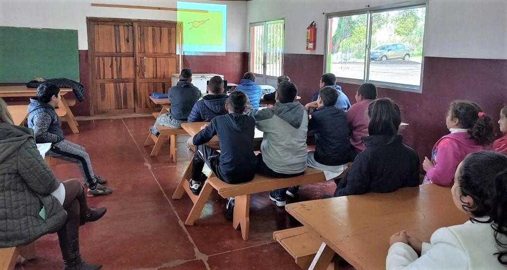 Alumnos de la Escuela 193 de Mojón Grande durante la charla de prevención de adicciones.