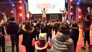 Niños frente al escenario de Gurises Felices participan del show en la Fiesta de San Antonio De Padua.