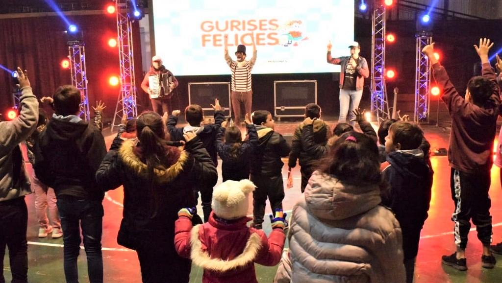 Niños frente al escenario de Gurises Felices participan del show en la Fiesta de San Antonio De Padua.