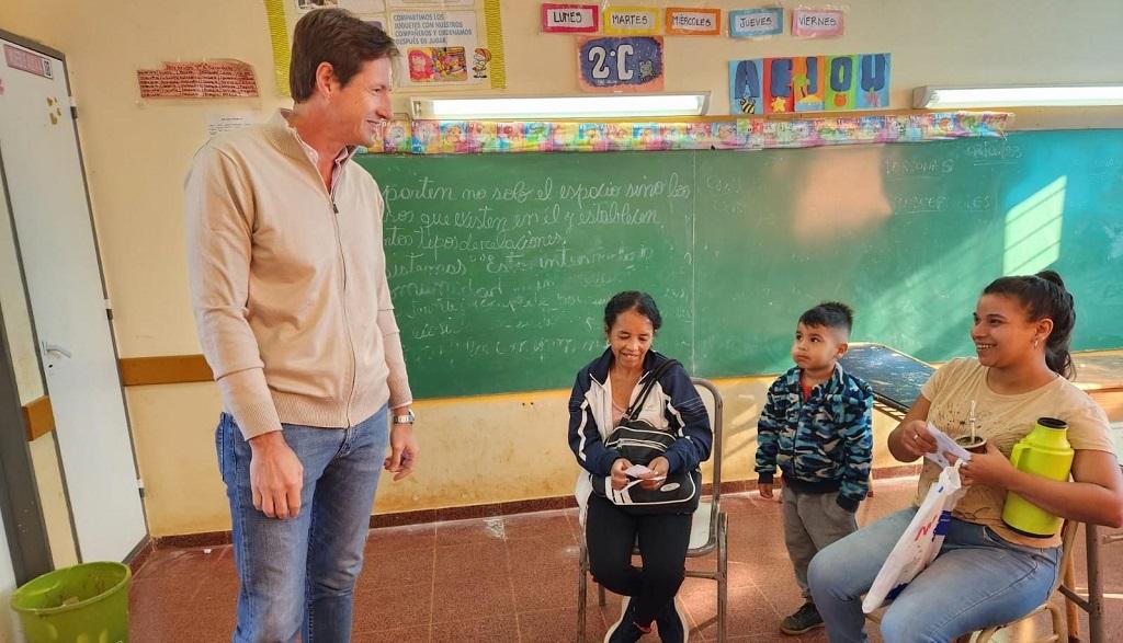 Héctor Decut charla con vecinas que esperan para acceder a los servicios de IPLyC Social Presente.