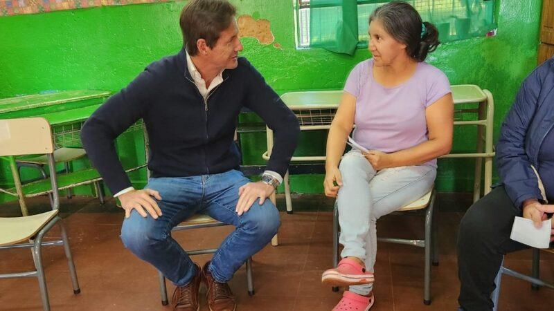Héctor Decut charla con una vecina durante el operativo de IPLyC Social Presente.