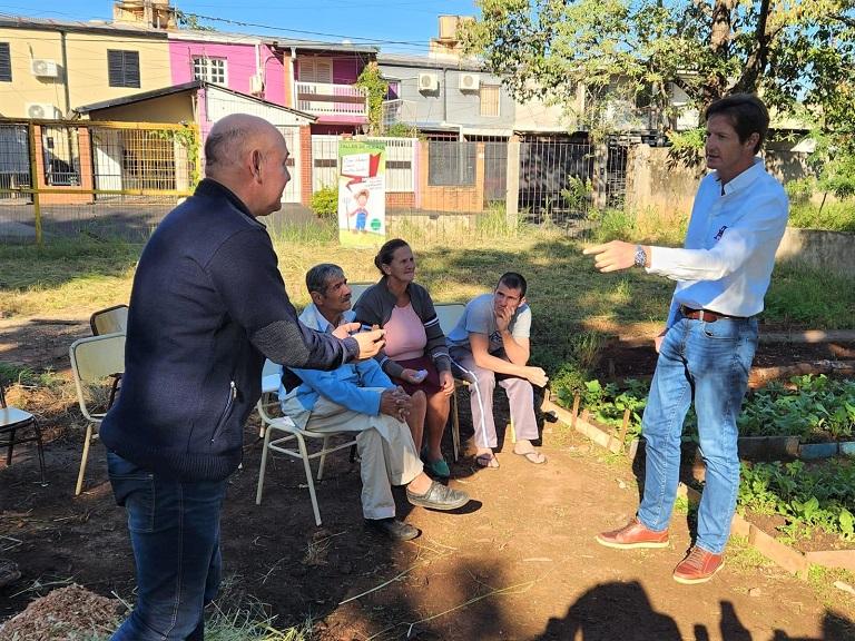 Héctor Decut charla con grupo de vecinos que asistieron al taller de huerta.